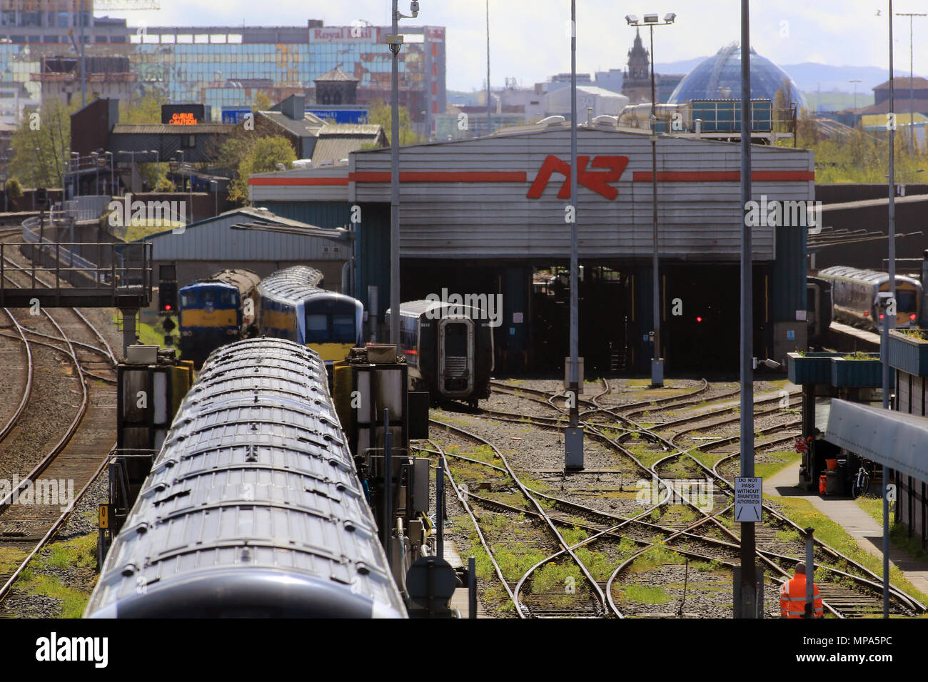 NI Railways, auch bekannt als die Northern Ireland Railways (NIR) und für einen kurzen Zeitraum Ulster Verkehr Eisenbahnen (UTR), ist die Bahngesellschaft in Nordirland. NIR ist eine Tochtergesellschaft von Translink, deren Muttergesellschaft ist die Nordirland Transport Holding Company (NITHCo), und ist eine der beiden Staatseigenen Bahnbetreiber in Großbritannien, zum anderen auch die Direct Rail Services. Es hat einen gemeinsamen Vorstand mit den beiden anderen Unternehmen der Gruppe, Ulsterbus und Metro (ehemals Citybus). Das Schienennetz in Nordirland ist nicht Teil des nationalen Eisenbahnnetzes in Großbritannien, Stockfoto