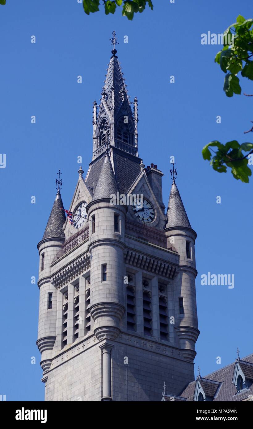 Aberdeen Sheriff Court und Tolbooth Museum. Imposantes viktorianisches Gebäude aus Granit vor blauem Himmel. Union Street, Aberdeen, Schottland, UK. Mai, 2018. Stockfoto