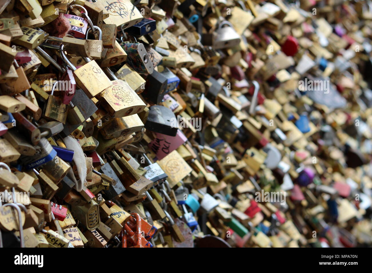 Liebesschlösser auf der Brücke Pont Neuf in Paris. Stockfoto