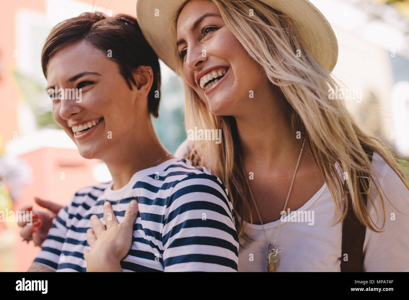 Nahaufnahme von fröhlichen Frauen Spaß im Freien. Weibliche Freunde weg schauen und lächeln. Stockfoto