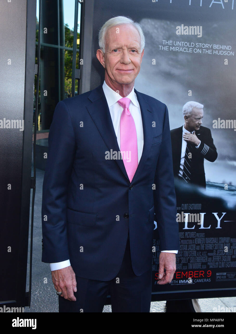 Chesley Sullenberger 031 am Sully Premiere auf der DGA-Theater in Los Angeles. September 8, 2016. Chesley Sullenberger 031 - - - - - - - - - - - - - Red Carpet Event, Vertikal, USA, Filmindustrie, Prominente, Fotografie, Bestof, Kunst, Kultur und Unterhaltung, Topix Prominente Fashion/Vertikal, Besten, Event in Hollywood Leben - Kalifornien, Roter Teppich und backstage, USA, Film, Stars, Film Stars, TV Stars, Musik, Promis, Fotografie, Bestof, Kunst, Kultur und Unterhaltung, Topix, drei Viertel, vertikal, eine Person aus dem Jahr 2016, Anfrage tsuni @ Gamma-USA Stockfoto