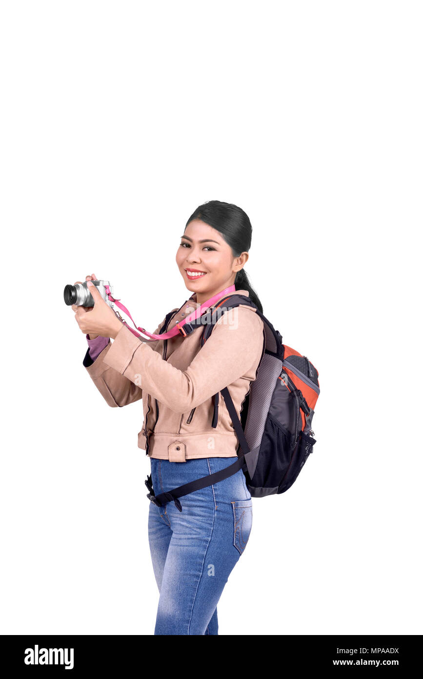 Bilder der asiatischen reisenden mit Kamera und Rucksack posiert auf weißem Hintergrund Stockfoto