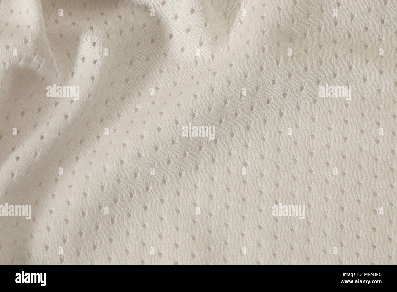 Die Textur Detail eines weißen Sport Jersey ist in einer Detailansicht angezeigt. Stockfoto