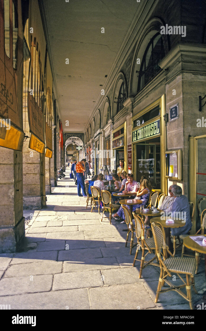 1988 historische OUTDOOR CAFES Arkaden der Rue de Rivoli, Paris, Frankreich Stockfoto