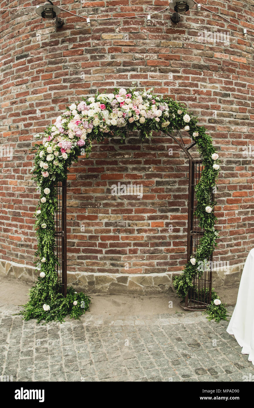 Hochzeit Bogen aus Stoff und weißen und rosa Blüten auf einem grünen  Hintergrund. Alte Türen, rustikalen Stil Stockfotografie - Alamy