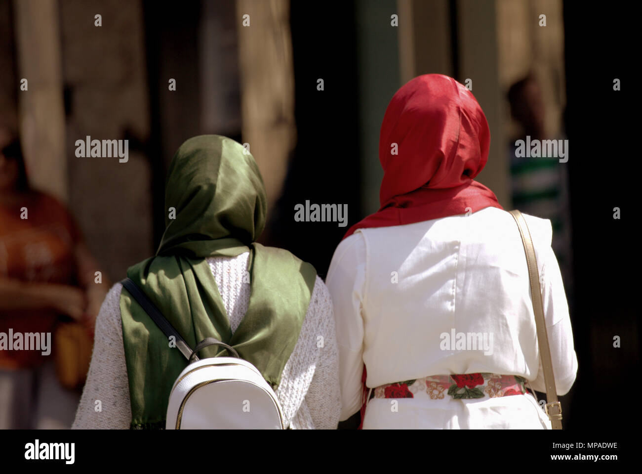 Zwei headscarfs Kopftuch Kopftücher hijab hijabs Farben Farben Rot und Grün an einem sonnigen Tag muslimische Muslime auf der Straße Grafik copyspace Stockfoto