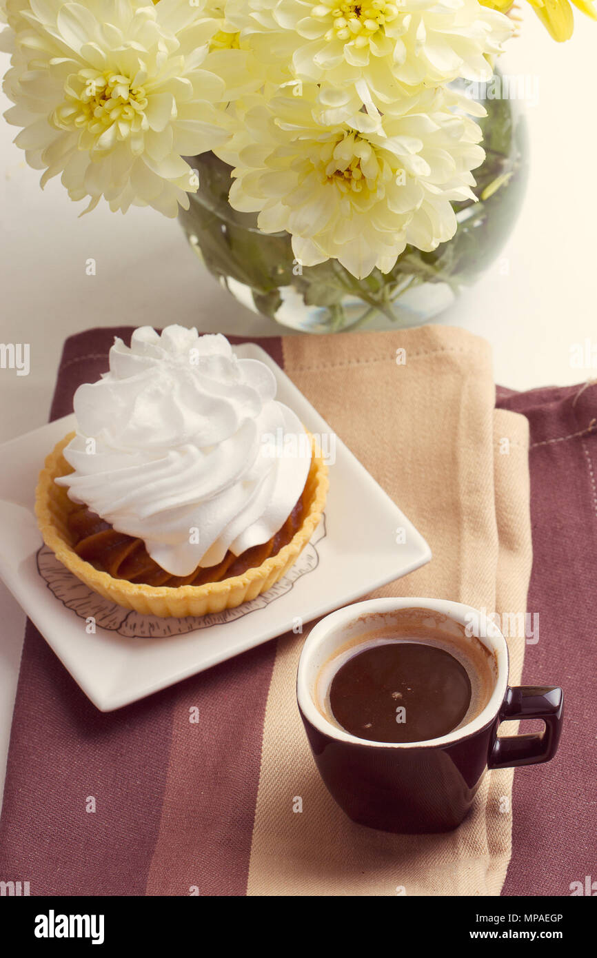 Kaffee und Kuchen mit Schlagsahne in der Nähe von Chrysanthemen  Stockfotografie - Alamy