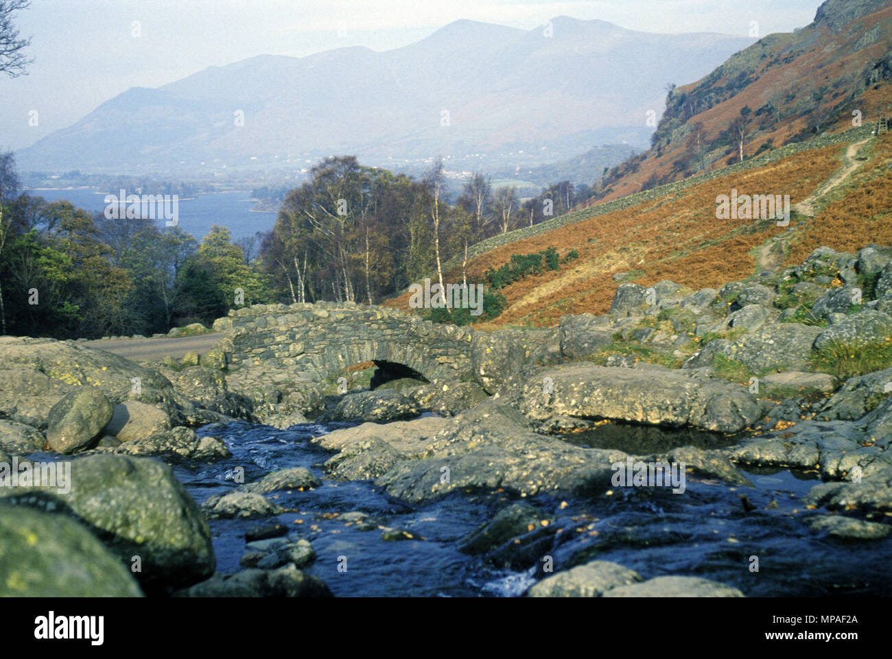 1988 historische ASHNESS BRÜCKE ÜBER BARROW BECK STREAM CUMBRIA ENGLAND GROSSBRITANNIEN Stockfoto