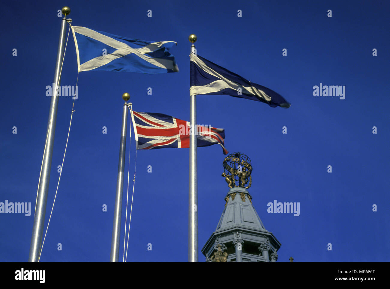 1988 historische schottische Flaggen und der britische Union Jack Flagge EDINBURGH SCHOTTLAND GROSSBRITANNIEN Stockfoto