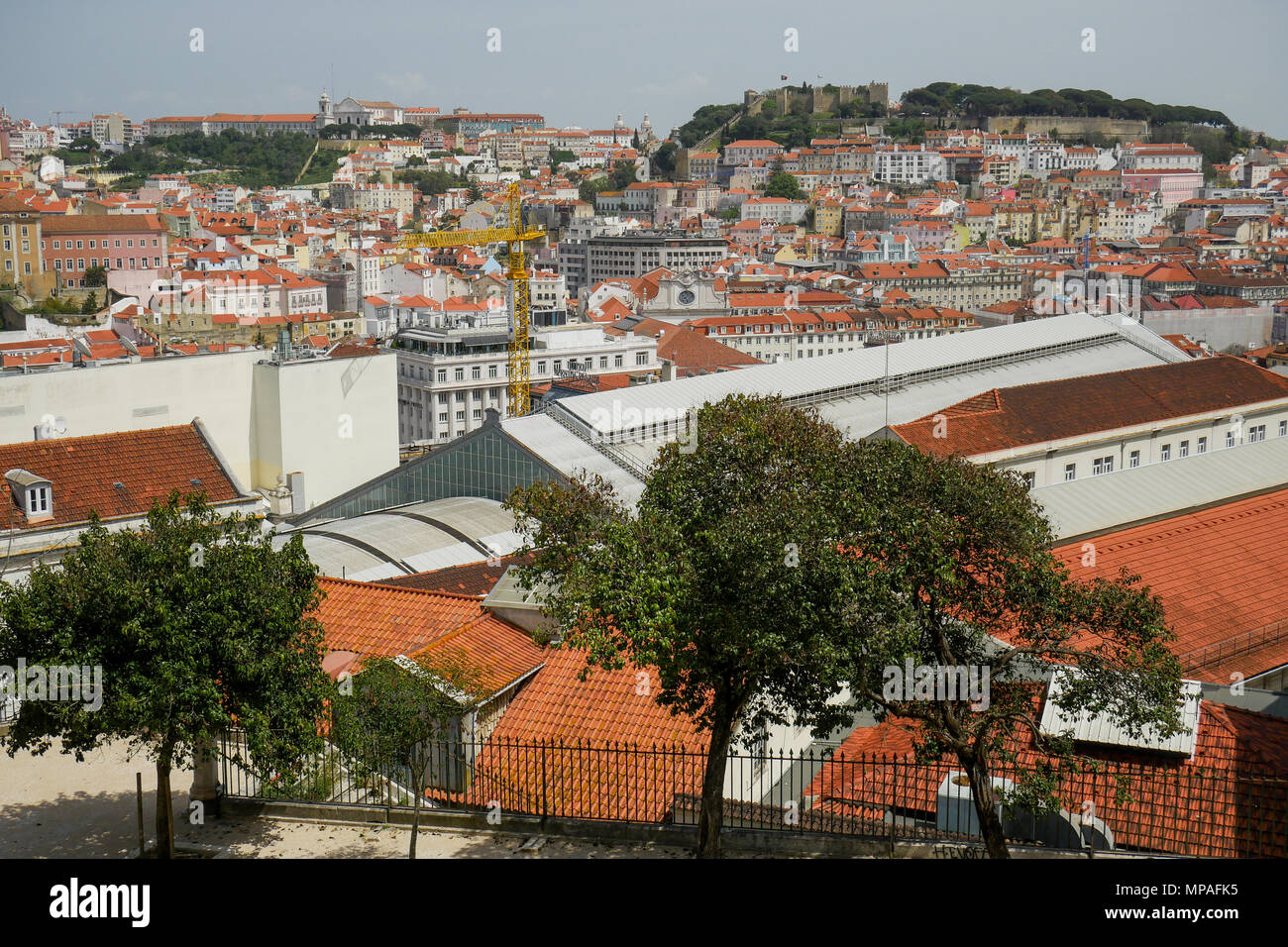 Allgemeine Ansicht o Lissabon Stadt, vom Miradouro de Sao Pedro de Alcantara, Lissabon, Portugal gesehen Stockfoto