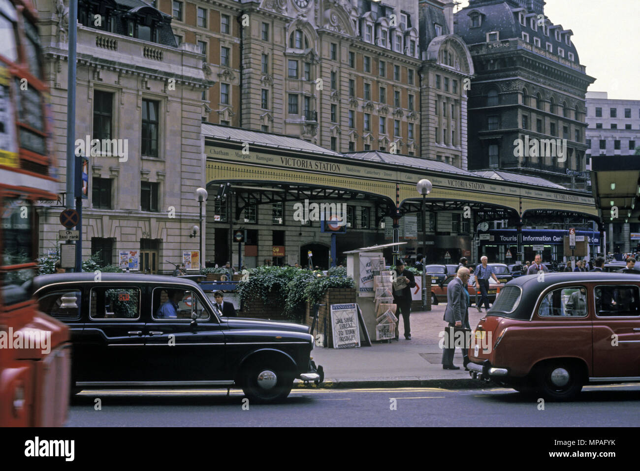 1988 historische VICTORIA BAHNHOF EINGANG Terminus Place London England Großbritannien Stockfoto