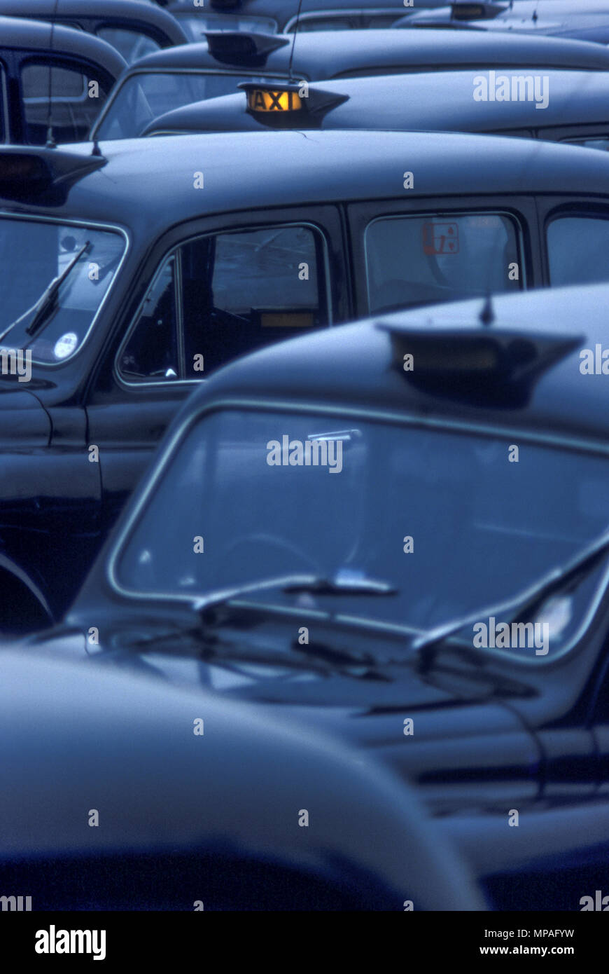 1988 historische EINZELNEN SCHWARZEN TAXI MIETWAGEN AUF EINE GRUPPE VON SCHWARZEN TAXIS LONDON ENGLAND GROSSBRITANNIEN Stockfoto