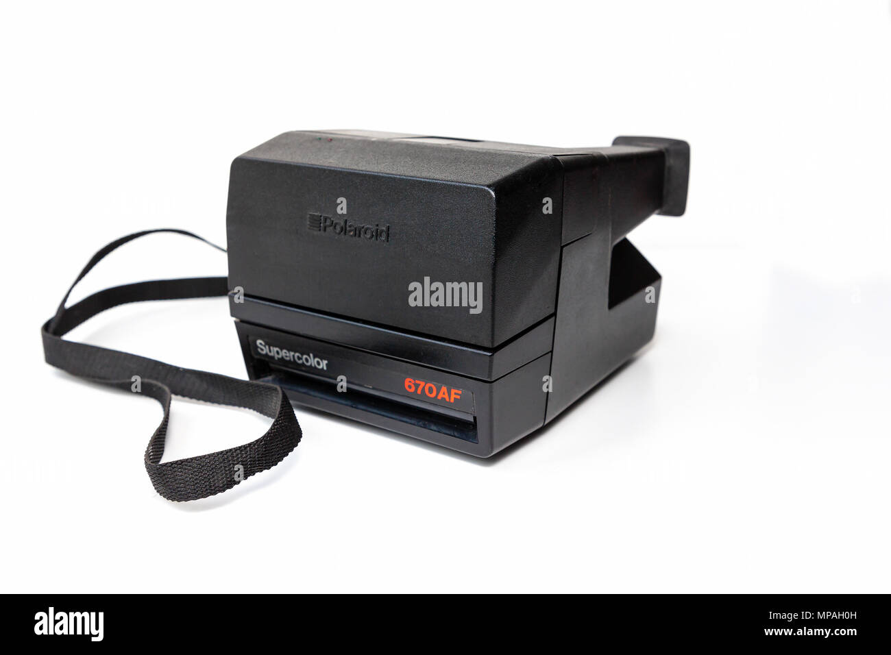 Polaroid Supercolor 670 AF film Kamera mit Gurt auf weißem Hintergrund Stockfoto