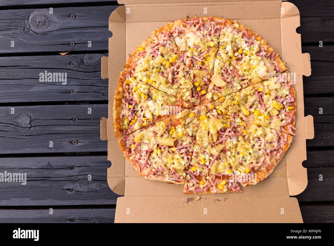 Lecker Pizza Hawaii direkt über Schuß Stockfoto