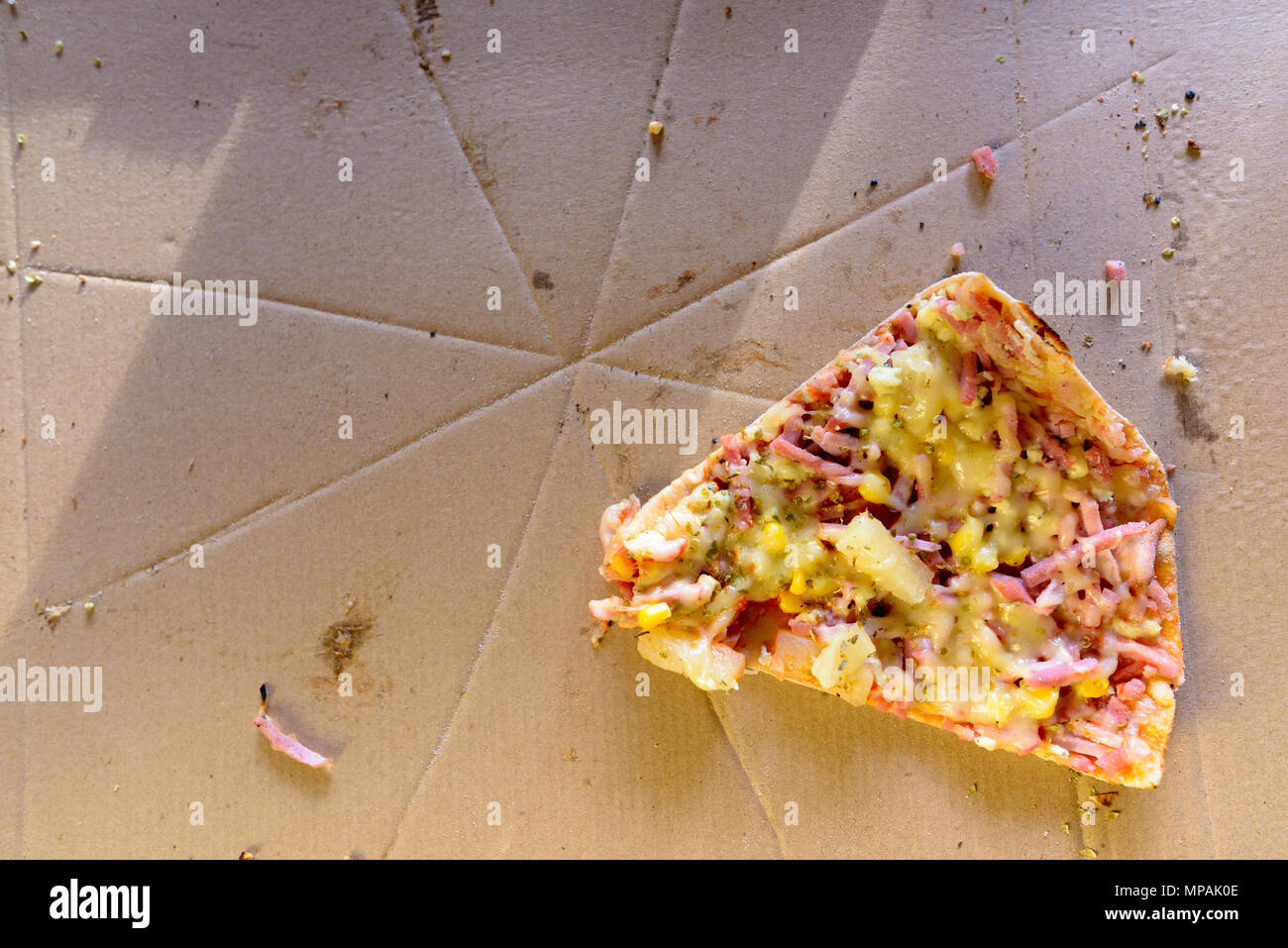 Lecker Pizza Hawaii direkt über Schuß Stockfoto