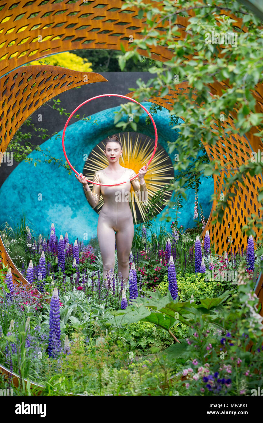 Eine Tänzerin an der David Harber und Savills zeigen Garten an der RHS Chelsea Flower Show Stockfoto