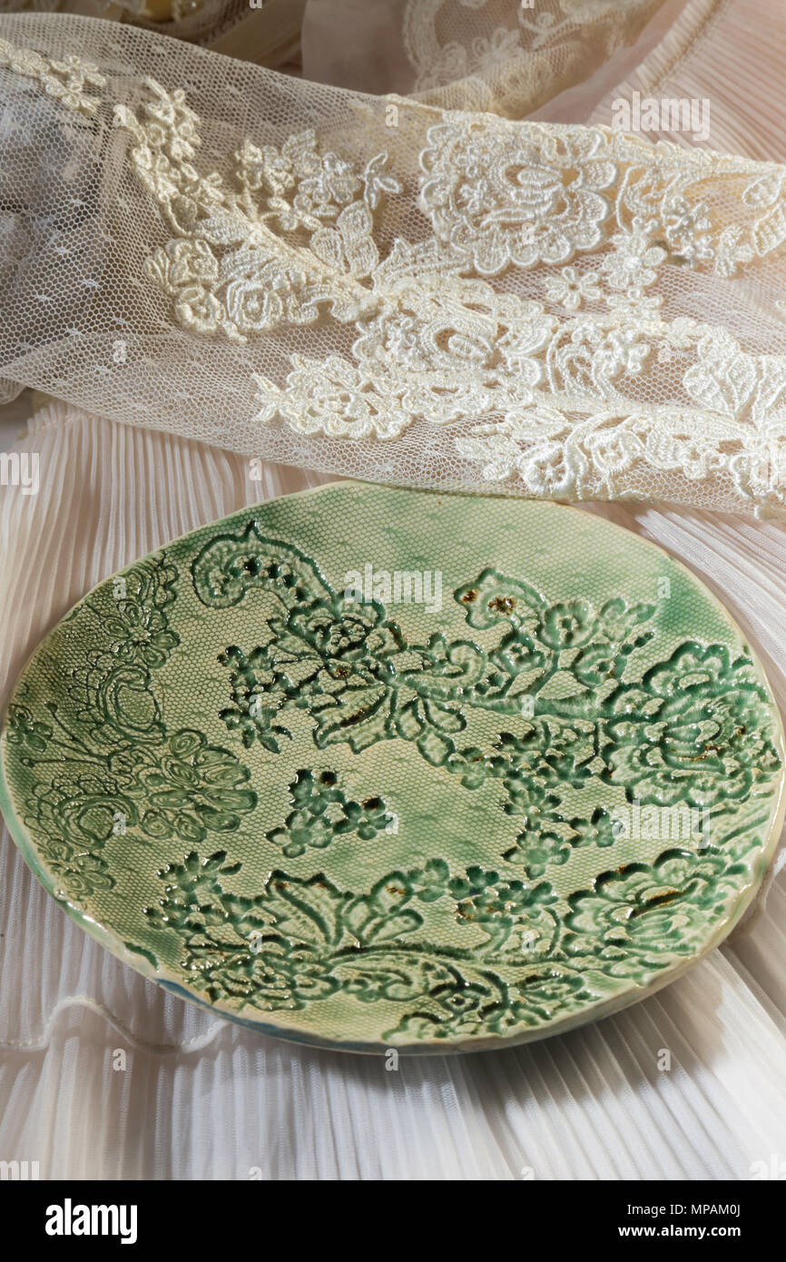 Keramik Keramik Platte mit Vintage Lochmuster und Bruno Glasur, Hand in Brooklyn, New York USA geworfen Stockfoto