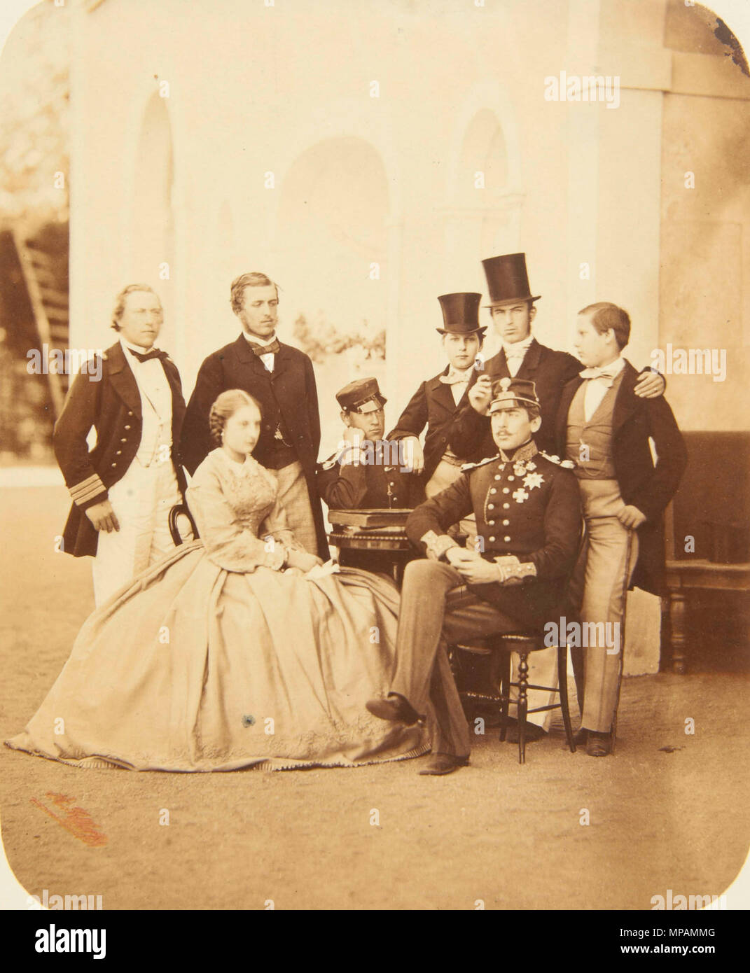 . Englisch: Gruppenfoto der Mitglieder der portugiesischen Königsfamilie im Jahre 1861. Stehend: Dom Louis, Herzog von Porto (1838-89), Prinz Leopold von Hohenzollern (1835-1905); Dom Joao (1842-61), Prinz von Portugal; Dom Augusto (1847-89); Prinz Karl von Hohenzollern (1839-1914); Dom Ferdinando (1846-61). Sitz: Infanta Donna Antonia (1845-1913); und der König Pedro V. von Portugal (1837-61). Português: Retrato de Grupo de elementos da família Real Portuguesa, em 1861. De pé: Infante Dom Luís, Duque do Porto (1838-89); Principe Leopoldo de Hohenzollern-Sigmaringen (1835-1905); Infante D. João (1842-61); Ich Stockfoto