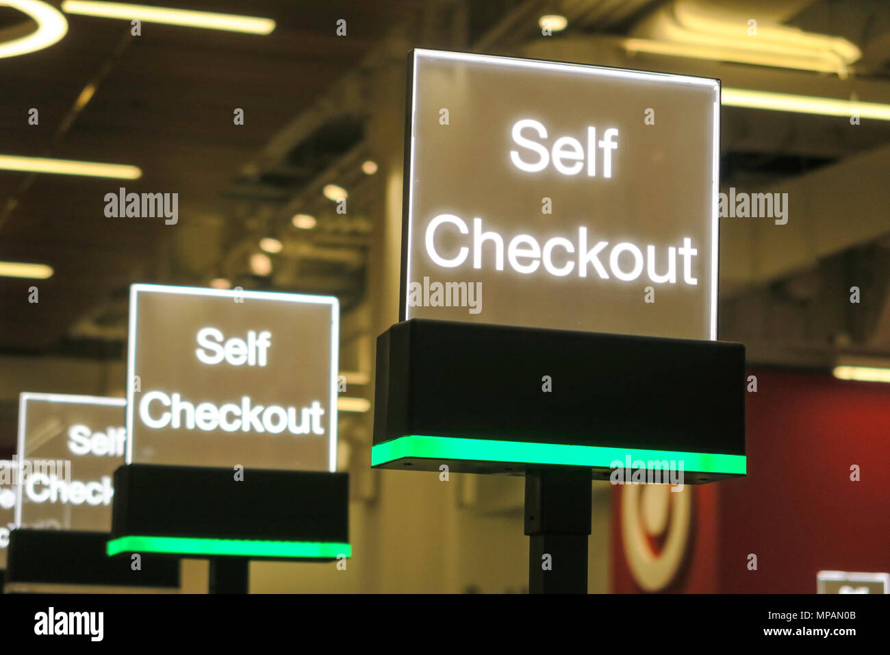 Self Service Kasse steht, Ziel Department Store, NEW YORK CITY, USA Stockfoto