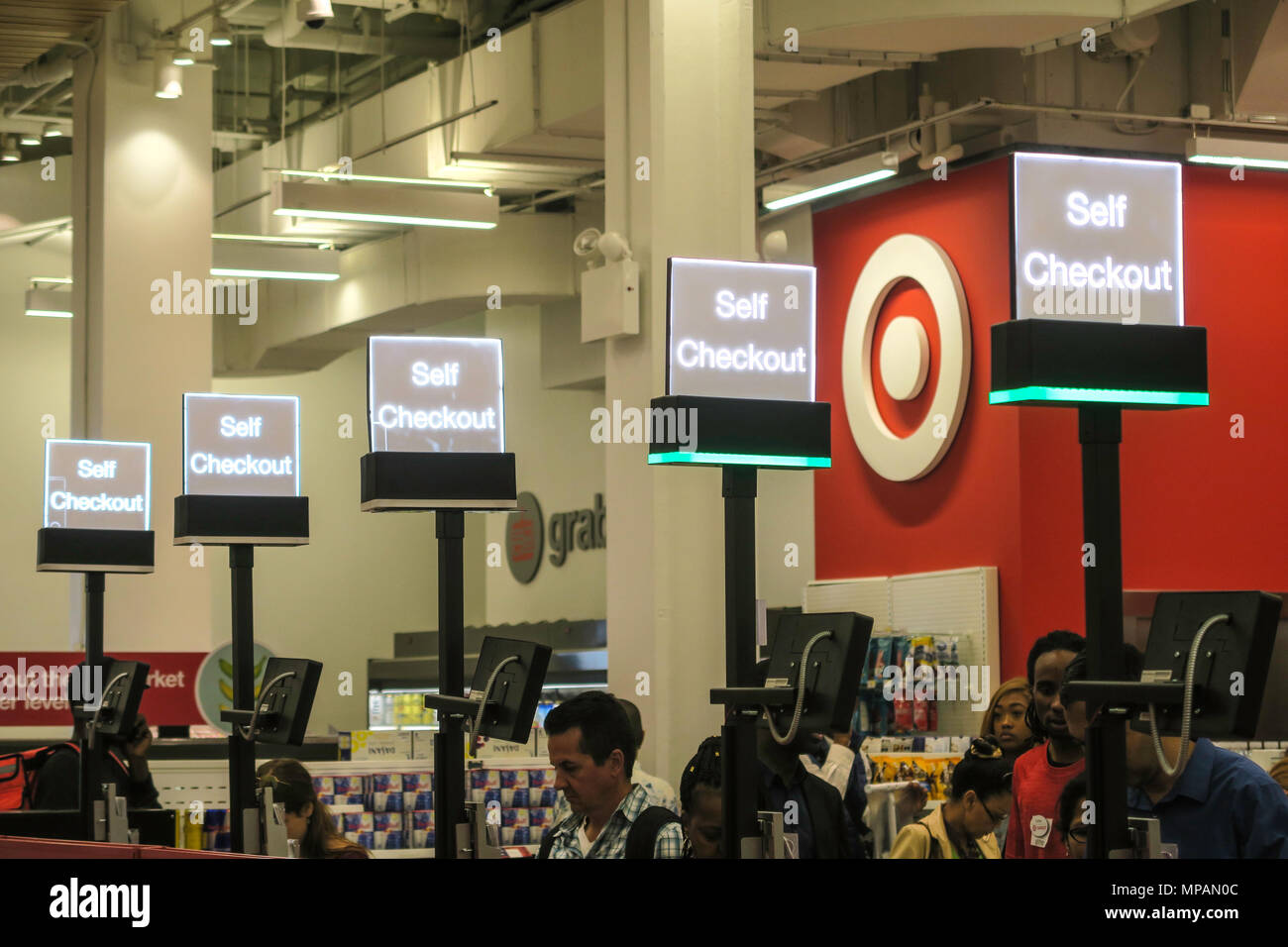 Self Service Kasse steht, Ziel Department Store, NEW YORK CITY, USA Stockfoto