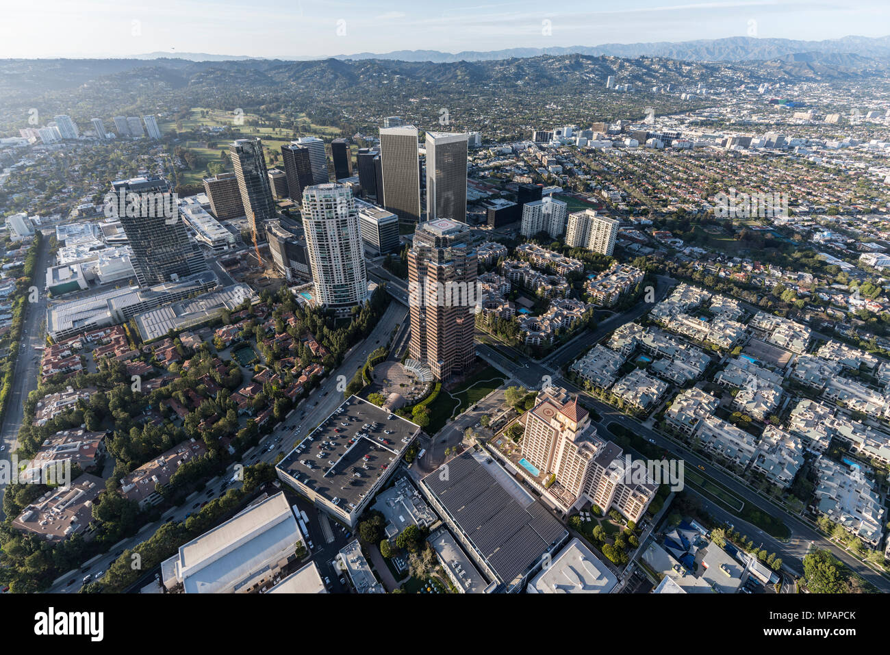 Luftaufnahme von Los Angeles Century City Towers mit Beverly Hills und Santa Monica Mountains im Hintergrund. Stockfoto