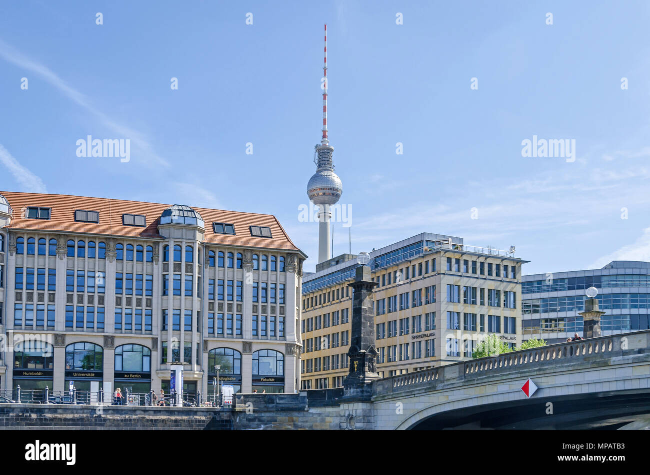 Berlin, Deutschland - 22. April 2018: die östlichen Ufer der Spree Spreeufer mit dem Gebäude der Theologischen Fakultät der Humboldt Universität, Stockfoto