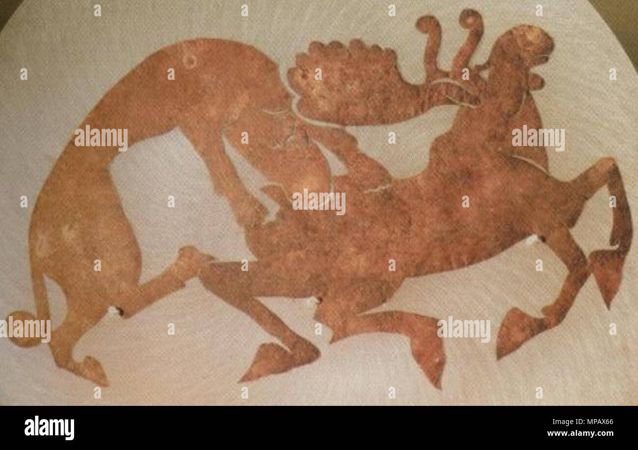 . Englisch: Ein sibirisches Sattel aus der Eisenzeit, die ein Elch durch einen sibirischen Tiger angegriffen. Unbekannt 904 Elche Tiger Stockfoto