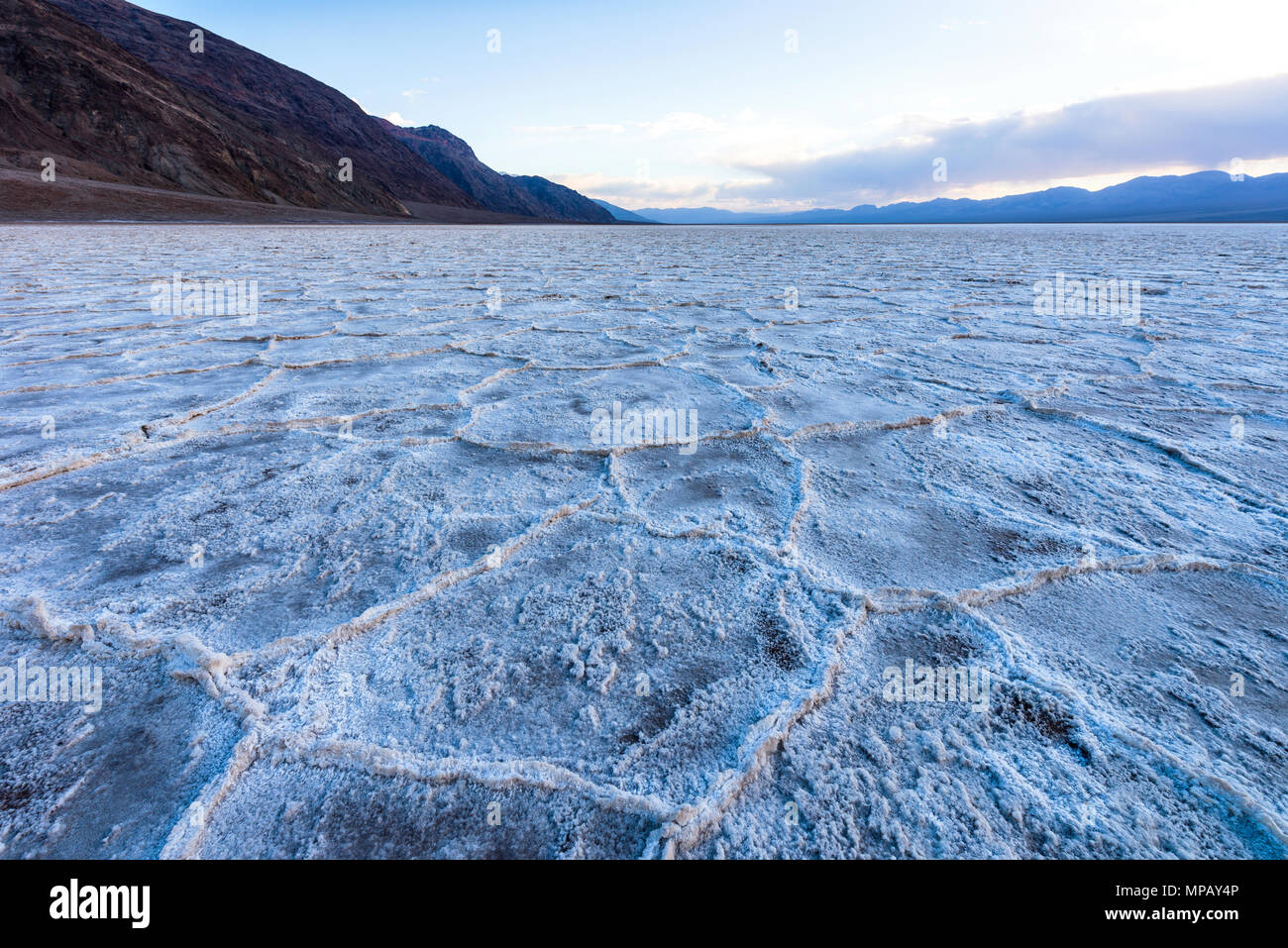 Salzkrusten - weitwinkelaufnahme der Salzkrusten, die über große Salzsee von Badwater Basin am Death Valley National Park, Kalifornien, USA Stockfoto