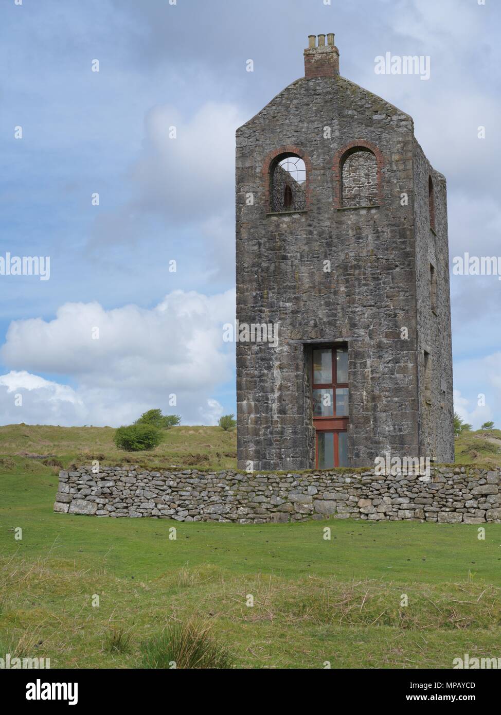 Eine alte Mine Motor Haus an Schergen auf Bodmin Moor, die jetzt die Schergen Heritage Center enthält Stockfoto