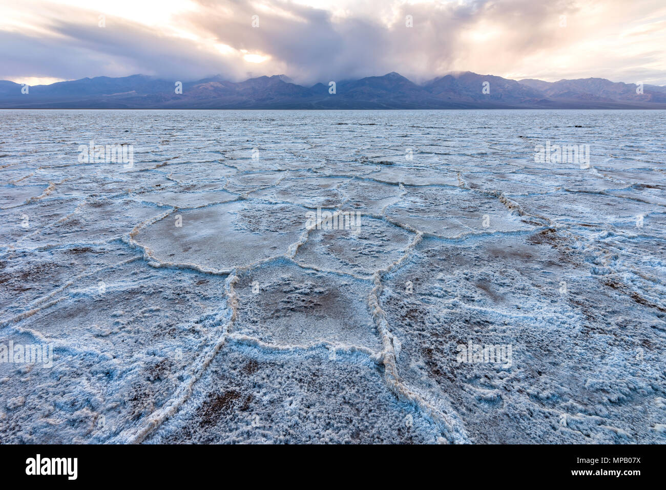 Salt Flats - ein stürmischer Frühling Abend Blick auf die Salinen von Badwater Basin am Death Valley National Park, Kalifornien, USA. Stockfoto