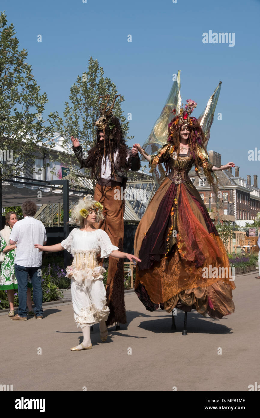 RHS Chelsea Flower Show 2018, kostümierte Flower Fairies auf Stelzen Stockfoto