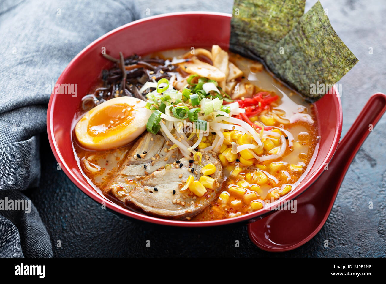 Ramen Schüssel mit Nudeln und Schweinefleisch Stockfoto