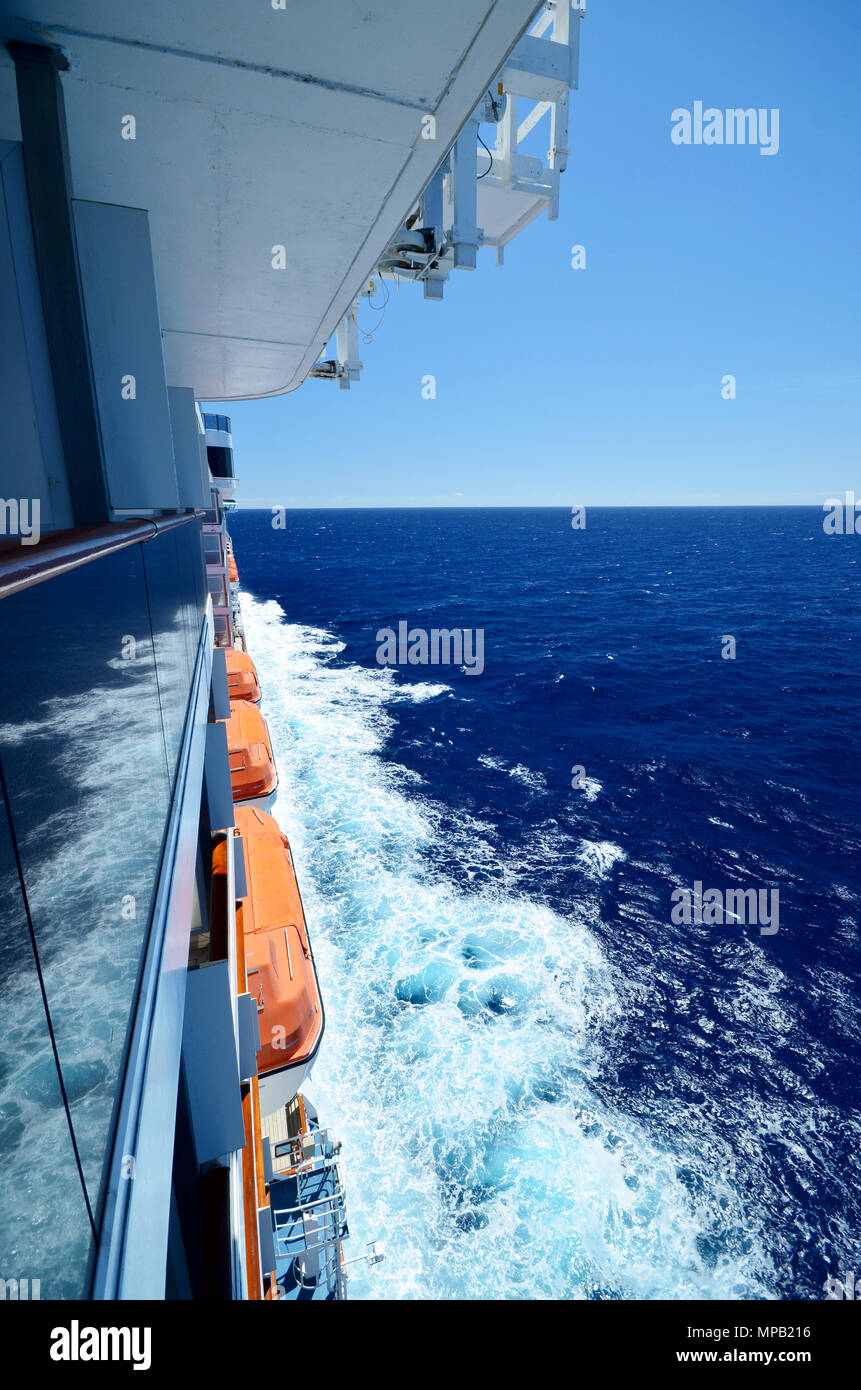 Ansicht von der Seite der Kreuzfahrt Schiff in Bewegung Stockfoto