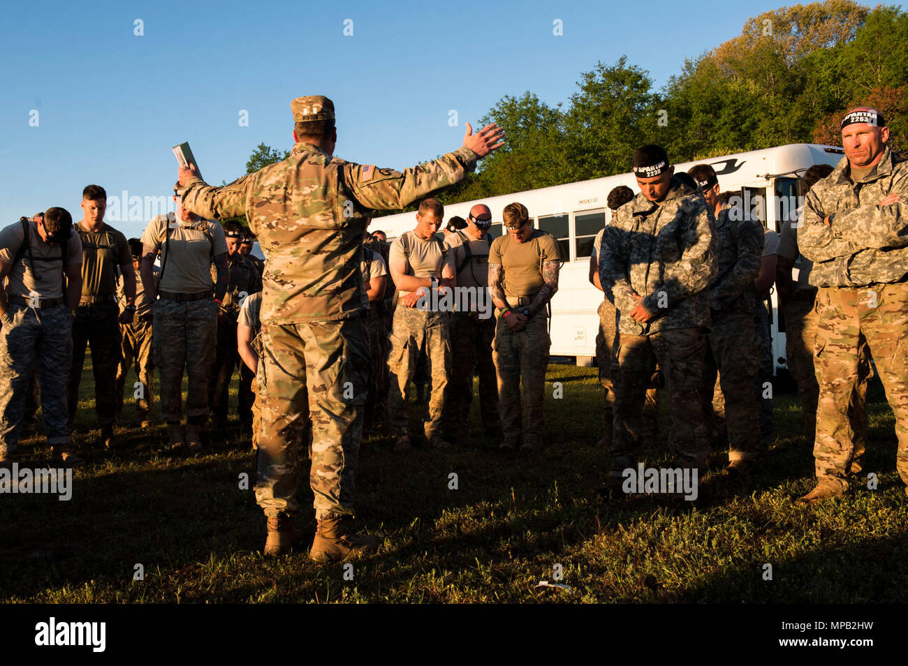 U.s. Army Rangers Bogen ihre Köpfe im Gebet vor einem Spartanischen Rennen während der besten Ranger Wettbewerb 2017 in Fort Mitchell, Ala., 8. April 2017. Die 34. jährliche David E. Grange jr. Am besten Ranger Wettbewerb 2017 ist eine dreitägige Veranstaltung, bestehend aus Herausforderungen Wettbewerber des körperlichen, geistigen und technischen Fähigkeiten. Stockfoto