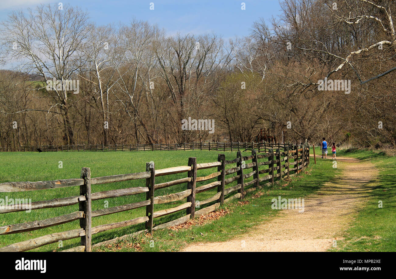Besucher Wanderung eine Spur in der Nähe der alten Burnside Bridge bei Antietam National Battlefield in Maryland, Standort von einer großen Schlacht während des Amerikanischen Bürgerkriegs Stockfoto