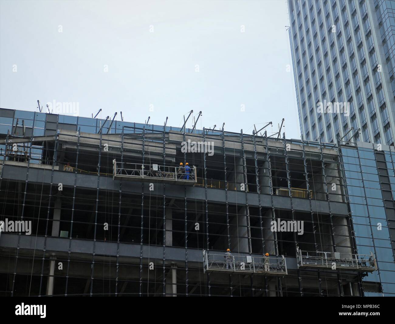 Bauarbeiter arbeiten an neuen Gebäude in Hangzhou, China Stockfoto