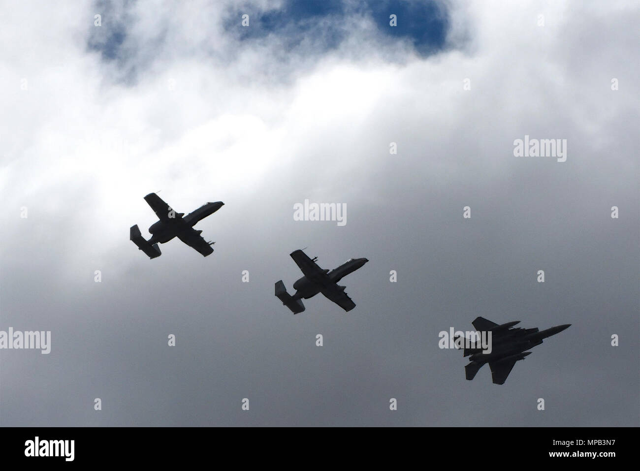 Zwei A-10 C Thunderbolt IIs von Moody Air Force Base, Georgien und eine F-15E Strike Eagle von Seymour Johnson AFB, Nord-Carolina, fliegen in Formation während der Übung Razor Talon, 7. April 2017, über den Himmel von Seymour Johnson AFB. Die monatlichen gemeinsamen Übung bietet eine Gelegenheit für militärische Flugzeuge zusammen zu arbeiten, Taktiken, Techniken und Verfahren in Vorbereitung auf die reale Welt Blindbewerbungen zu schärfen. Stockfoto