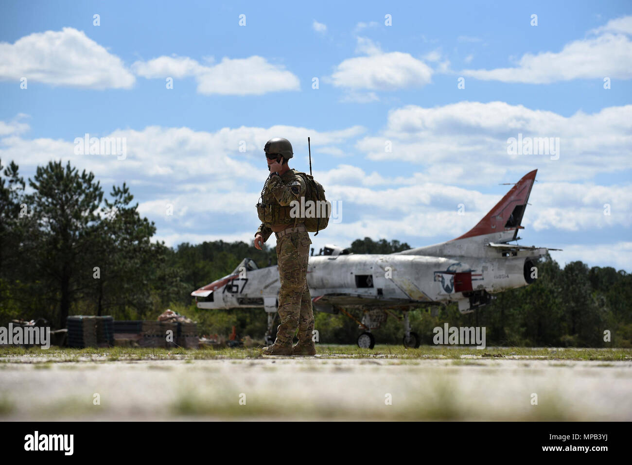 Airman 1st Class Seth Elich, 14 Air Support Operations Squadron Tactical Air Control party, hört zu, wie die Kommunikation während der Übung Razor Talon, 7. April 2017, an der atlantischen Bereich Marine Corps abgelegenen Gebiet, North Carolina. Rasiermesser Talon wurde in der 4. Fighter Wing im März 2011 erstellt vorzubereiten und die Fähigkeiten der Flugzeugbesatzung für reale Missionen schärfen. Stockfoto