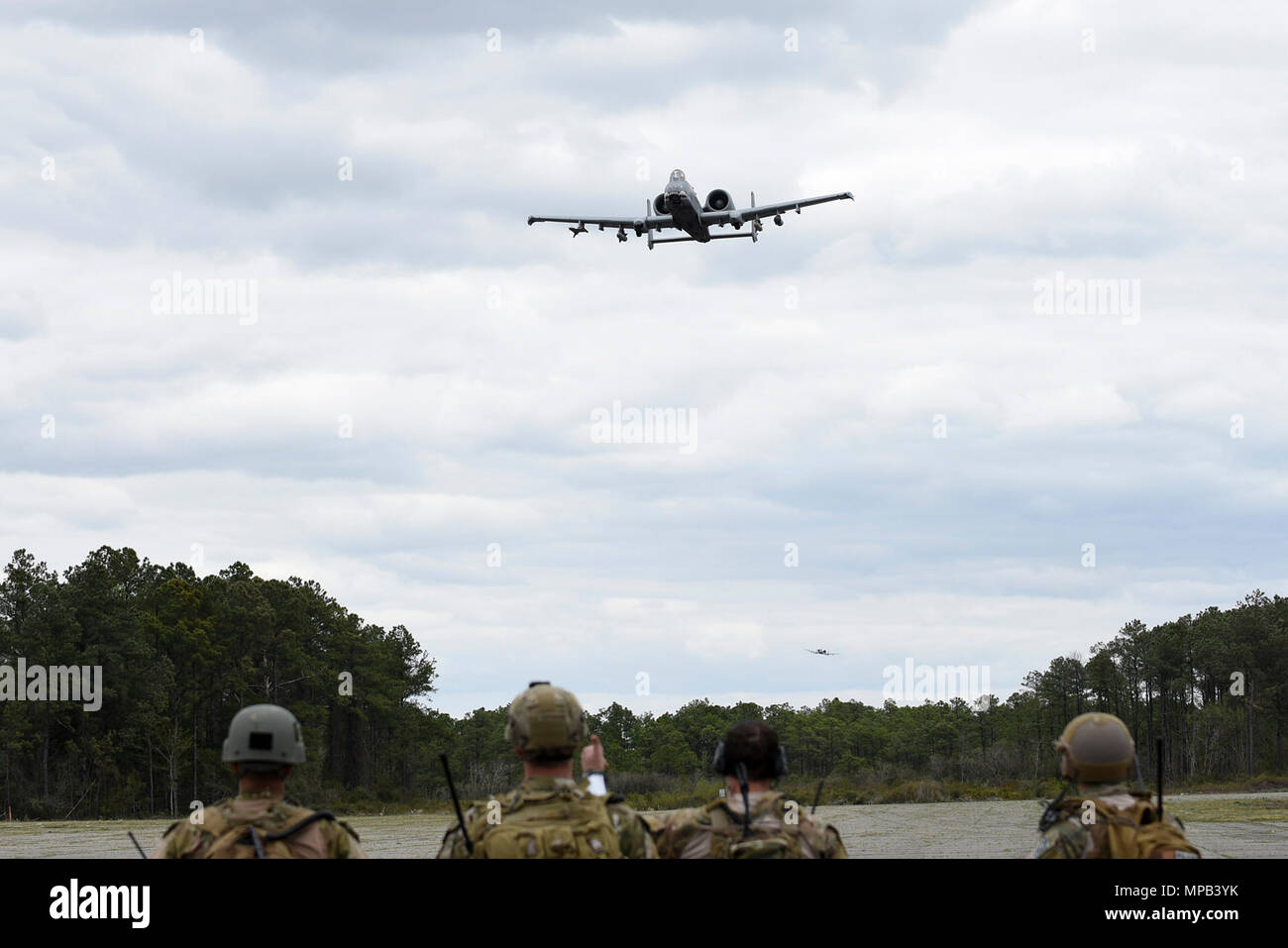 Eine A-10 Thunderbolt II C fliegt über eine Gruppe von Tactical Air Control party Spezialisten aus dem 14 Air Support Operations Squadron während der Übung Razor Talon, 7. April 2017, an der atlantischen Bereich Marine Corps abgelegenen Gebiet, North Carolina. Mehr als 10 Flugzeugen, die von mehreren Basen in Razor Talon teilgenommen. Stockfoto