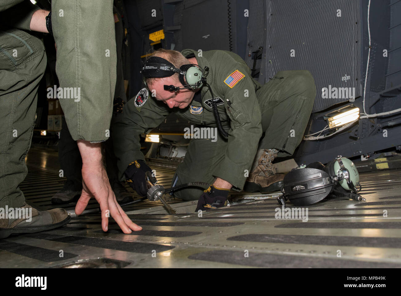 Us Air Force Aircrew Mitglieder für die 22 Airlift Squadron Arbeit zu laden und sichern eine hohe Mobilität Multipurpose Radfahrzeug (Hmmwv) auf eine C5-M Super Galaxy Flugzeuge während der arbeitet mit Flieger Programm, 7. April 2017. Das Programm sieht die Führung der Interaktion mit Fliegern eine detaillierte Ansicht der Mission bei Travis durchgeführt. Stockfoto