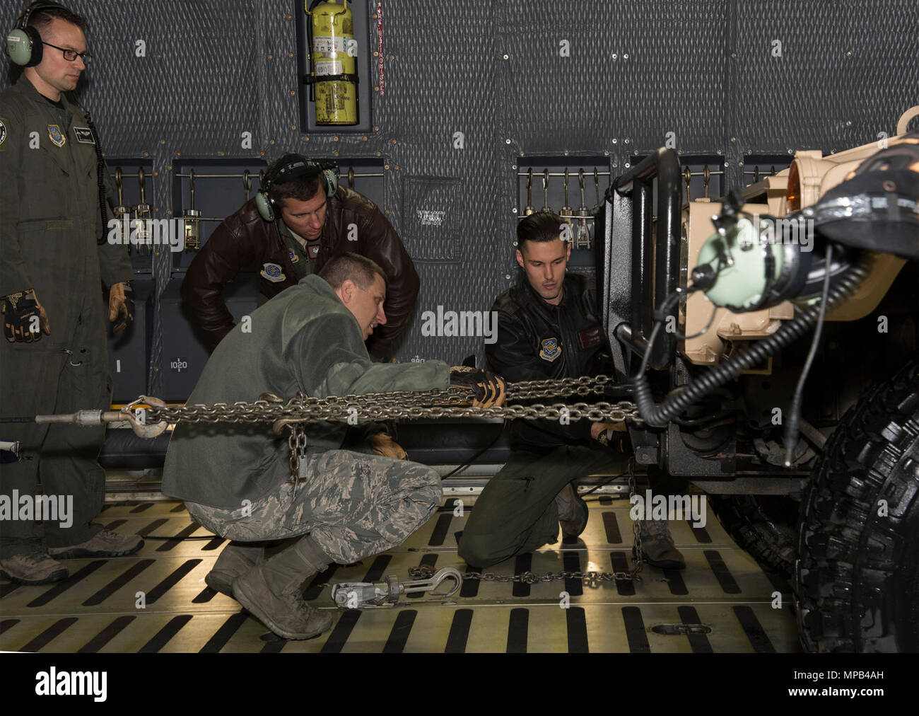 Chief Master Sgt. Steve Nichols, 60 Air Mobility Wing Befehl Chef und Flieger 1. Klasse Aaron Walker, 22. Airlift Squadron, zusammengetan, um Loadmaster Aufgaben an Travis Air Force Base, Kalifornien, 7. April 2017 als Teil der Werke mit Flieger-Programm. Walker ging Nichols durch den Prozess der eine Belastung eine hohe Mobilität Mehrzweck Rädern Fahrzeug (HMMWV) in eine C5-M Super Galaxy-Flugzeug. Die Werke mit Flieger-Programm soll Flügel Führung ermöglichen die Möglichkeit, Schatten junior eingetragenen Flieger und erhalten aus erster Hand Erfahrungen wie der Flieger Pflichten und Verantwortlichkeiten schwie- Stockfoto