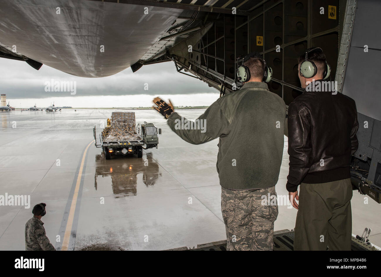 Chief Master Sgt. Steve Nichols, 60 Air Mobility Wing Befehl Chef und Flieger 1. Klasse Aaron Walker, 22. Airlift Squadron, zusammengetan, um Loadmaster Aufgaben an Travis Air Force Base, Kalifornien, 7. April 2017 als Teil der Werke mit Flieger-Programm. Walker ging Nichols durch den Prozess der eine Belastung eine hohe Mobilität Mehrzweck Rädern Fahrzeug (HMMWV) in eine C5-M Super Galaxy-Flugzeug. Die Werke mit Flieger-Programm soll Flügel Führung ermöglichen die Möglichkeit, Schatten junior eingetragenen Flieger und erhalten aus erster Hand Erfahrungen wie der Flieger Pflichten und Verantwortlichkeiten schwie- Stockfoto