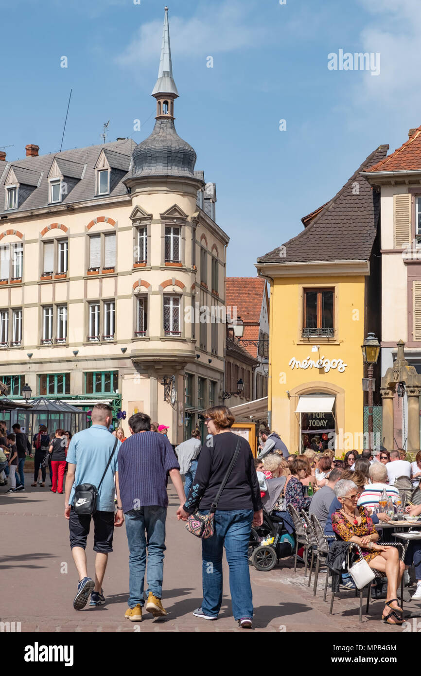 Touristen genießen Sie einen schönen Tag in der Altstadt von Colmar Frankreich im Elsass. Stockfoto