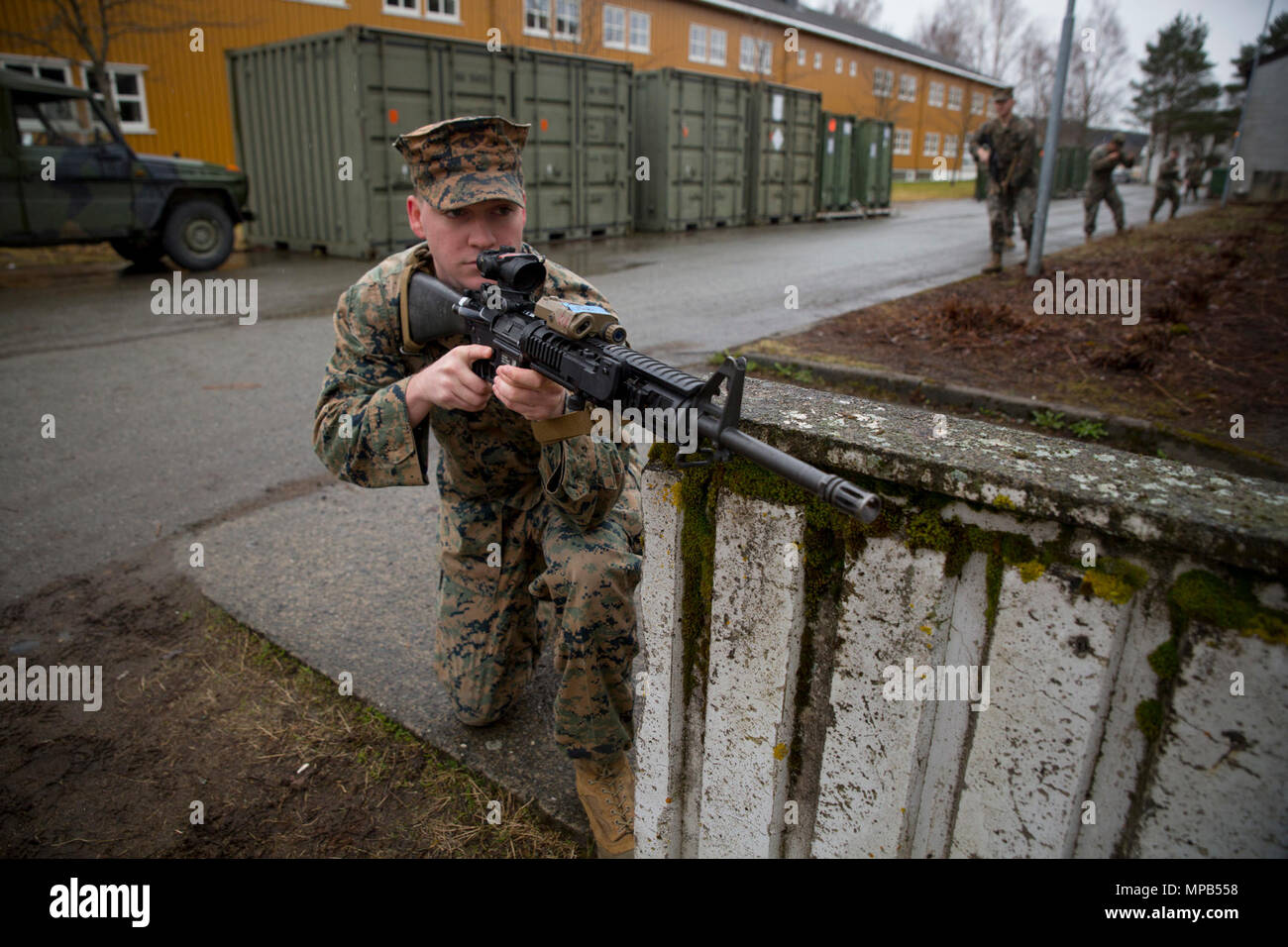 Us Marine Cpl. Markieren Rippert, eine militärische Polizist mit Marine Drehkraft Europa 17,1 (MRF-E), Beiträge Sicherheit während einer Übung patrouillieren Vaernes Garnison, Norwegen, April 6, 2017. Die infanteristen der MRF-E eine patrouillieren Paket Strafverfolgung Marines basic patrouillieren Taktiken zu unterrichten. MRF-E Marines durchgeführt die Ausbildung Bereitschaft als Vorwärts eingesetzten Kraft in Europa zu erhalten. Stockfoto