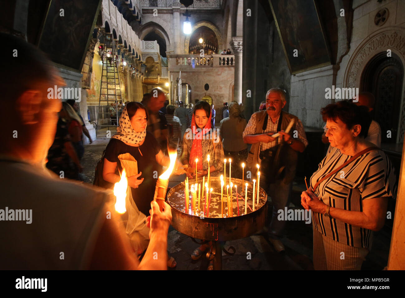 Jerusalem, Israel - 16. Mai 2018: die Gläubigen Kerzen in der Kirche des Heiligen Grabes in Jerusalem, Israel. Stockfoto