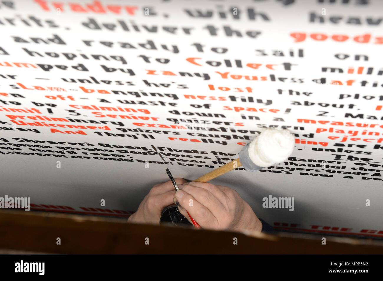 Die hand Schreiben der Rechnung und die Verkündigung, die am Markt Kreuz der Tag des Up Helly Aa in Lerwick, Shetland, Zeichen geschrieben errichtet wird, Stockfoto