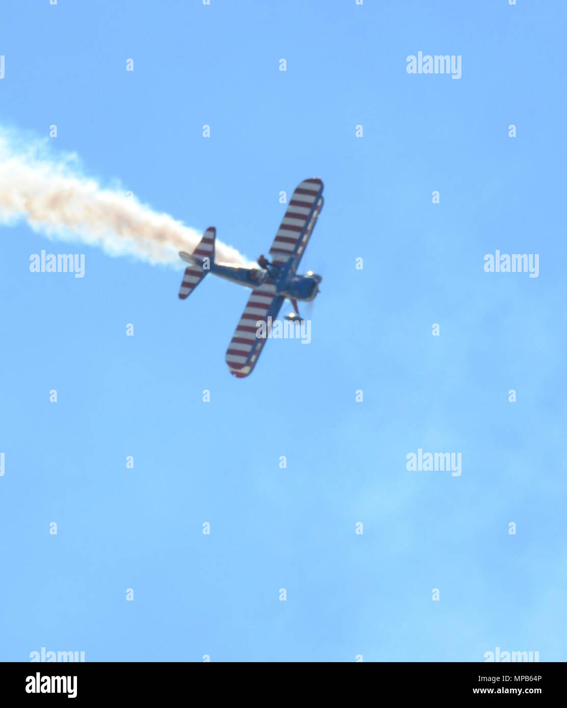 Das Team von Greg und Ashley Shelton von Greg Shelton Airshows Kunstflugstaffel Streifen quer über den Himmel während Ashley Shelton Spaziergänge auf den Flügeln des 450 Super Stearman an Maxwell Air Force Base, Alabama während der Erbe zu Horizont Airshow am 8. April 2017. Die air show gedachte der 70. Jahrestag der US-Air Force und empfohlene zahlreiche Aktivitäten von stunt Shows zu statischen Displays von militärischen Flugzeugen. Stockfoto