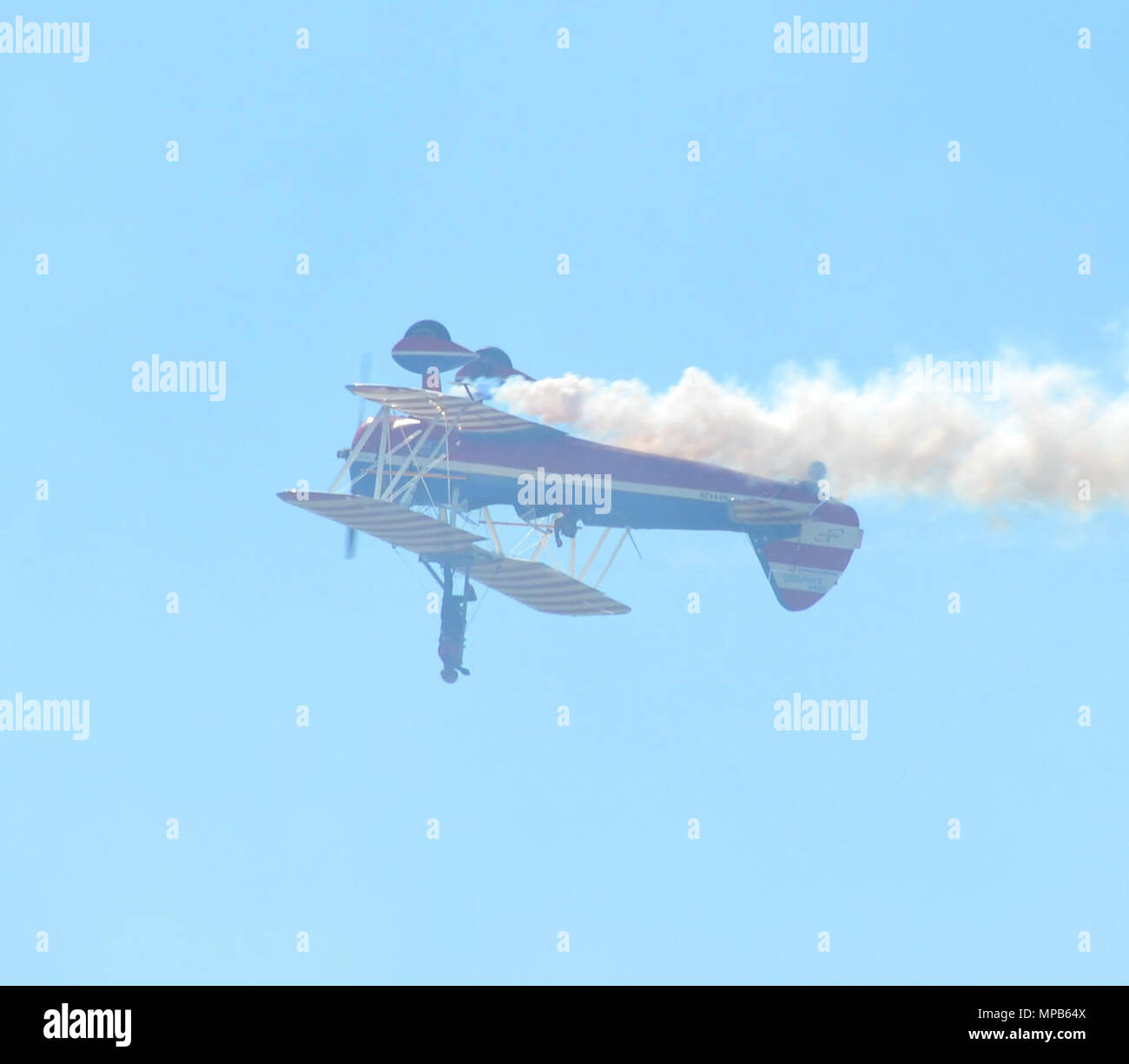 Das Team von Greg und Ashley Shelton von Greg Shelton Airshows Kunstflugstaffel Streifen quer über den Himmel während Ashley Shelton Spaziergänge auf den Flügeln des 450 Super Stearman an Maxwell Air Force Base, Alabama während der Erbe zu Horizont Airshow am 8. April 2017. Die air show gedachte der 70. Jahrestag der US-Air Force und empfohlene zahlreiche Aktivitäten von stunt Shows zu statischen Displays von militärischen Flugzeugen. Stockfoto