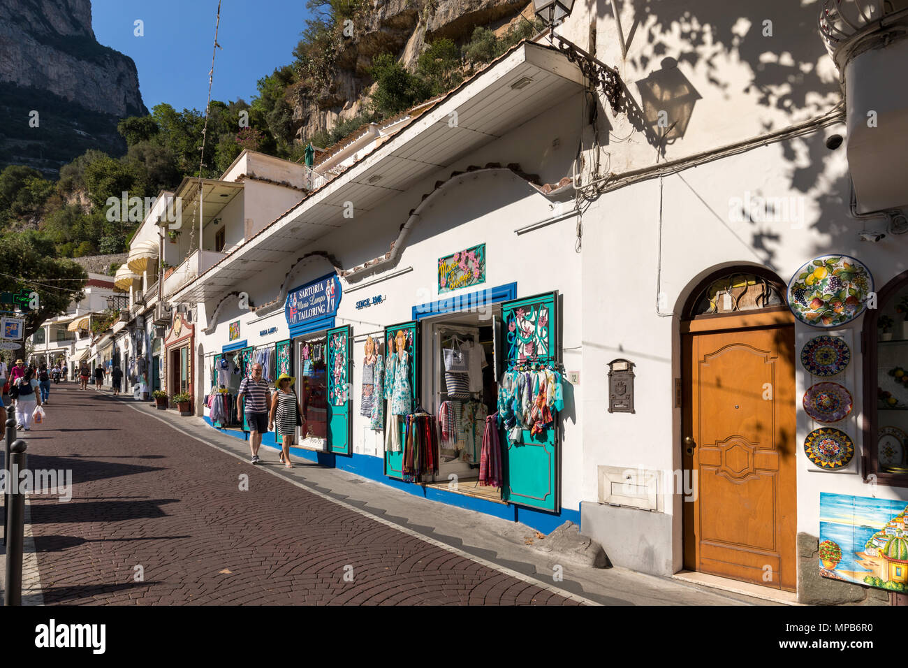 Positano, Italien, 12. Juni 2017: Geschäfte auf der Via Cristoforo Colombo in Positano, Amalfi Küste, Italien Stockfoto