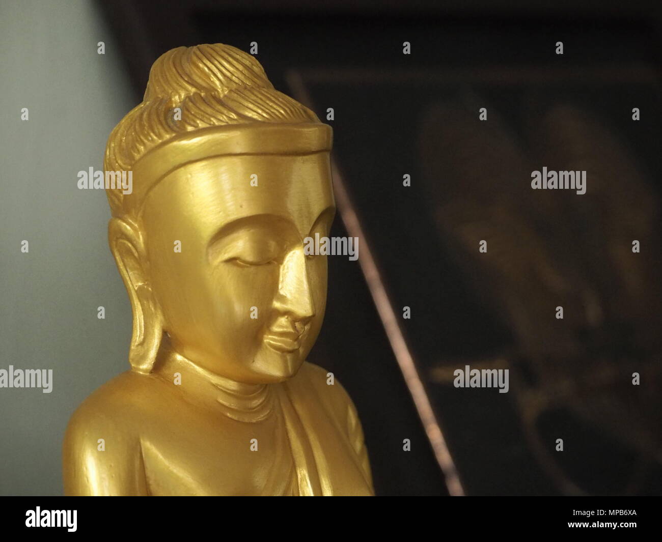 Kopf geschossen von einem goldenen Buddha souvenir Statue in der Meditation dar. Stockfoto